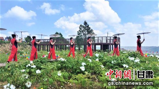5月13日，崇信县牡取,丹镐匠,文惊兑,化挪,园开园。图为旗袍展示。