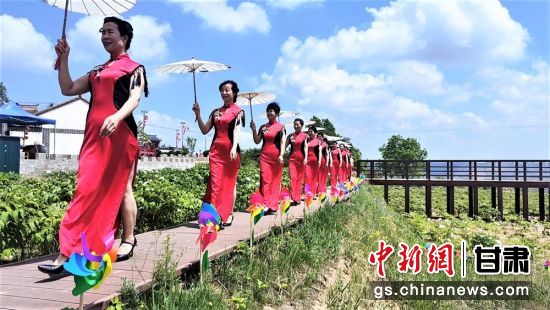 图为旗袍爱好者走秀。