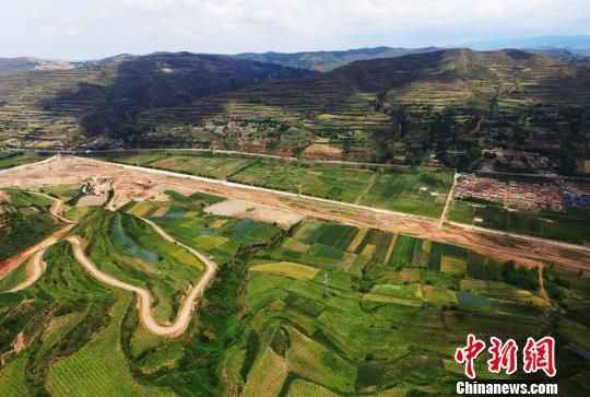 赵建国称,山顶种植的乔木、灌木,就像人戴的帽子,可以防风;山腰的果树就像女人的裙子,起到保持水土的作用;而山脚的坝、库,就像鞋子,拦截山上流下的泥土。 经过多年建设,如今水不下山,泥不出沟,促进林草植被的恢复,林草覆盖率大幅度增长。赵建国说。 庄浪县位于甘肃省东部,属黄土高原丘陵沟壑区,总面积1553平方公里,总人口44.