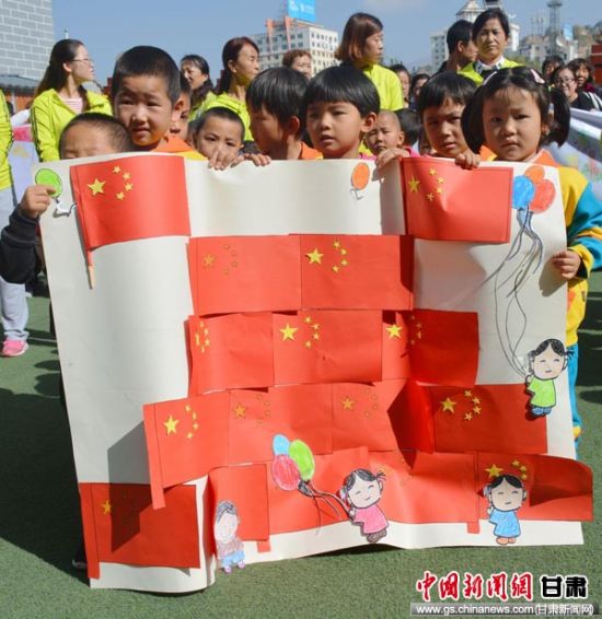 在大班,小朋友和家长们用五彩的画笔在长卷上各显身手,描述他们眼中的最美家园,绘出了对生活的热爱,更绘出了对祖国未来的无限憧憬。 花儿朵朵向太阳,童心共绘中国梦。你看,一幅幅充满童趣的画面里洋溢着孩子们的希望,体现着孩子们丰富的童心。无尽的创意和大胆的表达,寄托着孩子们对祖国明天的美好祝愿。本次活动,锻炼了孩子们的绘画能力,丰富了孩子们的想象力,激发了孩子爱家乡的情感,在孩子幼小的心灵中播下了爱祖国的种子,同时也让家长感受到孩子的进步,体验到孩子快乐的幼儿园生活。红花幼儿园园长董雪莲说。
