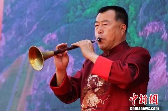 "中,国家级非遗项目唢呐艺术国家级代表性传承人马自刚在表演唢呐独奏