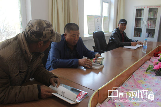 图为瓜州县南岔镇南岔村村民们讨论养殖技术知识.俞泽 摄