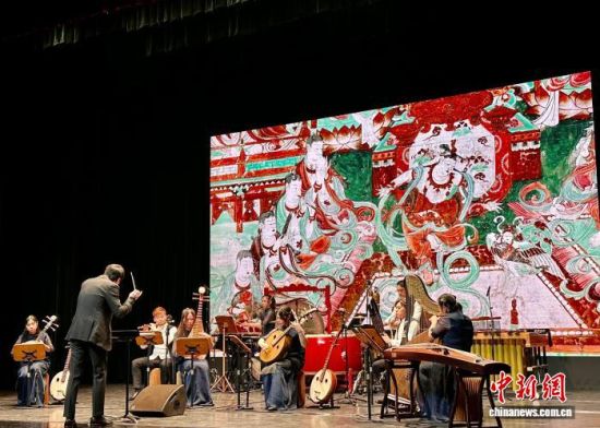 11月16日晚,由香港天籁敦煌乐团呈献的“博物馆系列:来自文物的声音”音乐会在甘肃大剧院上演。中新社记者 丁思 摄 11月16日晚,由香港天籁敦煌乐团呈献的“博物馆系列:来自文物的声音”音乐会在甘肃大剧院上演。中新社记者 丁思 摄
