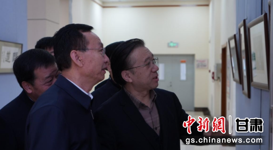 展览期间,徐兆寿向人们介绍作品 展览期间,徐兆寿向人们介绍作品