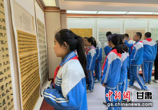 展览期间,各地中小学组织学生前去参观学习 展览期间,各地中小学组织学生前去参观学习