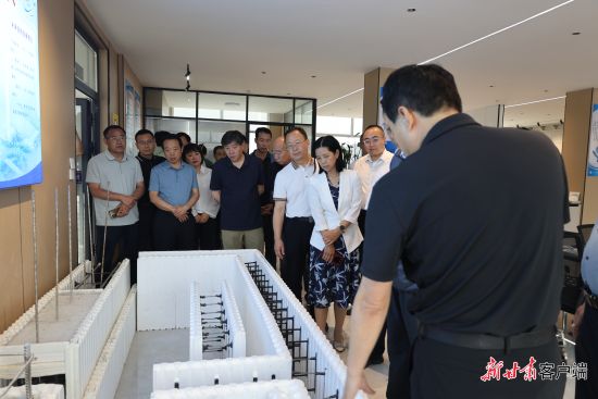 省人大常委会调研视察组深入一线听取情况介绍。(省人大常委会办公厅宣信处供图) 省人大常委会调研视察组深入一线听取情况介绍。(省人大常委会办公厅宣信处供图)