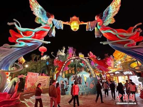4月30日,在甘肃省临夏州临夏市拍摄花开临夏不夜城一角,拱门环形排布的是艺术化变形的古文字,意味花开临夏。马临舟 摄 4月30日,在甘肃省临夏州临夏市拍摄花开临夏不夜城一角,拱门环形排布的是艺术化变形的古文字,意味花开临夏。马临舟 摄