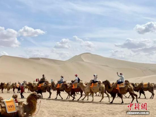 2026年4月26日,甘肃敦煌,游客在鸣沙山体验骑乘骆驼。(资料图)张晓琴 摄 2026年4月26日,甘肃敦煌,游客在鸣沙山体验骑乘骆驼。(资料图)张晓琴 摄
