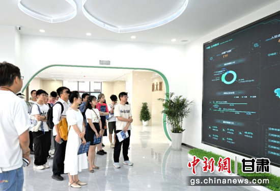 图为高校学子参观新区绿色金融改革创新试验区展览馆。 图为高校学子参观新区绿色金融改革创新试验区展览馆。