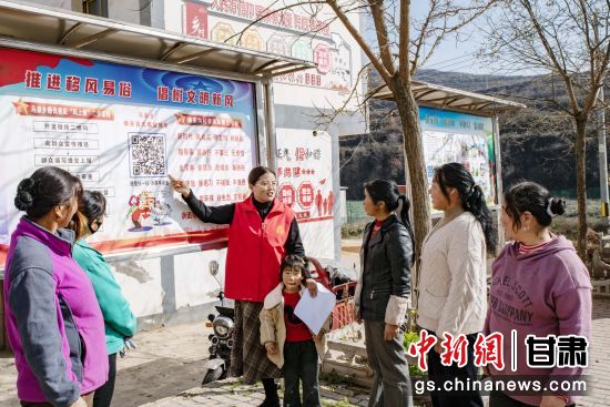 图为漳县马泉乡志愿者在给群众宣讲移风易俗。(资料图) 图为漳县马泉乡志愿者在给群众宣讲移风易俗。(资料图)
