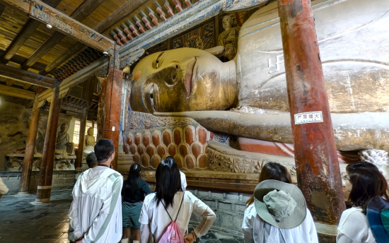 2026年6月2日,游客在甘肃省张掖市甘州区张掖大佛寺参观。新华社发(廖祖平 摄) 2026年6月2日,游客在甘肃省张掖市甘州区张掖大佛寺参观。新华社发(廖祖平 摄)