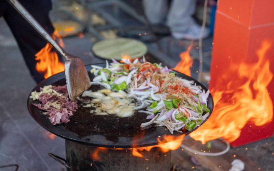 2025年8月2日,厨师在甘肃省张掖市山丹县第三届炒拨拉美食节现场制作炒拨拉。新华社发(冯粒 摄) 2025年8月2日,厨师在甘肃省张掖市山丹县第三届炒拨拉美食节现场制作炒拨拉。新华社发(冯粒 摄)