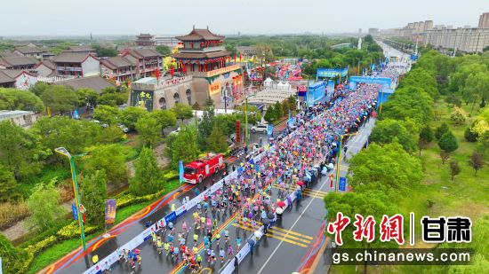 9月19日,2026张掖·黑河半程马拉松19日在张掖市甘州府城鸣枪开赛。甘州区委宣传部供图 9月19日,2026张掖·黑河半程马拉松19日在张掖市甘州府城鸣枪开赛。甘州区委宣传部供图