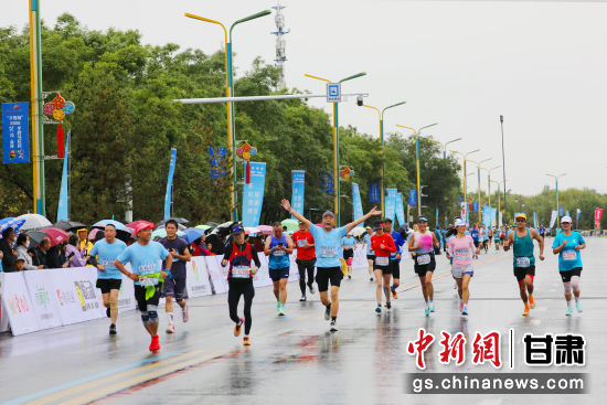 图为在雨中奔跑的参赛选手。甘州区委宣传部供图 图为在雨中奔跑的参赛选手。甘州区委宣传部供图