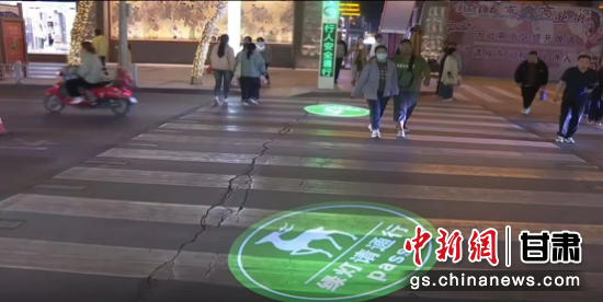 敦煌城区十字路口的红绿灯,信号灯不再是呆板的小人,而是一只只奔跑的九色鹿。(资料图)敦煌市委宣传部供图 敦煌城区十字路口的红绿灯,信号灯不再是呆板的小人,而是一只只奔跑的九色鹿。(资料图)敦煌市委宣传部供图