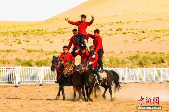 国庆假期期间,甘肃省武威市民勤县武威·苏武沙漠景区,马术展演精彩上演。马爱彬 摄 国庆假期期间,甘肃省武威市民勤县武威·苏武沙漠景区,马术展演精彩上演。马爱彬 摄
