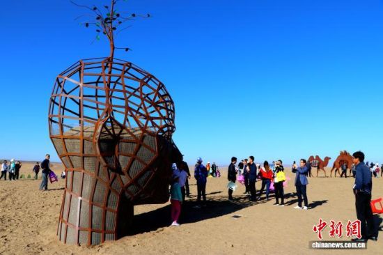 游客在“武威·苏武沙漠景区”观光打卡,领略独特的沙漠文旅景致。马爱彬 摄 游客在“武威·苏武沙漠景区”观光打卡,领略独特的沙漠文旅景致。马爱彬 摄