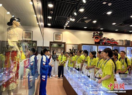 图为甘南师生在澳门培正中学参观交流。丁思 摄 图为甘南师生在澳门培正中学参观交流。丁思 摄
