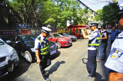 兰州一停车场屡次被交警开罚单:因车辆占压盲