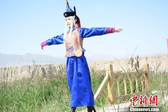 甘肃肃北美女着蒙古族服饰媲美