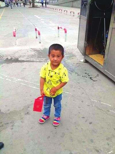 兰州火车站民警捡到3岁男孩 等了一夜无人领(