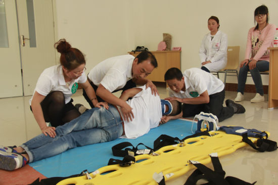 甘肃省村医急救知识与技能大赛在兰举行(图)-甘