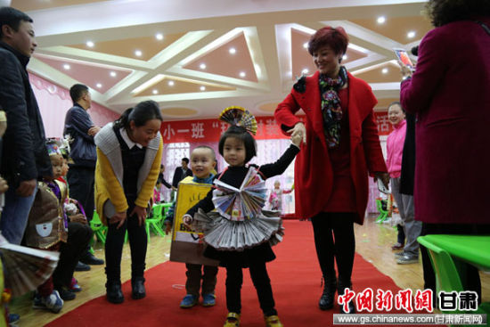 甘肃平凉:幼儿园举办 环保时装秀 走红毯倡节俭