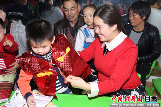 甘肃平凉:幼儿园举办 环保时装秀 走红毯倡节俭