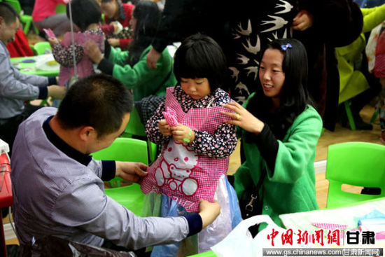 甘肃平凉:幼儿园举办 环保时装秀 走红毯倡节俭