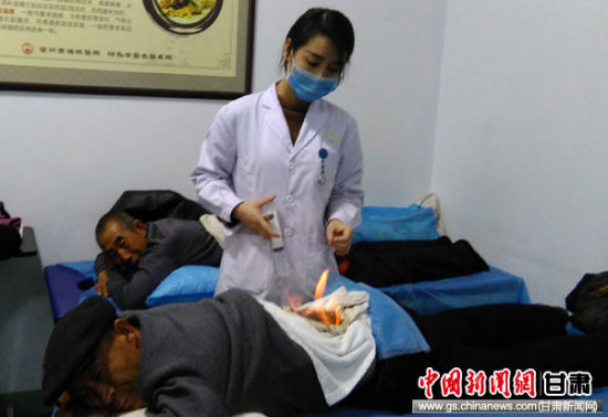 图:兰州市民严寒冬日免费体验火攻疗法-甘肃