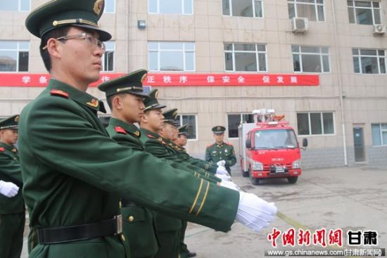 天水消防队列训练 头顶帽子练正步走-甘肃新闻