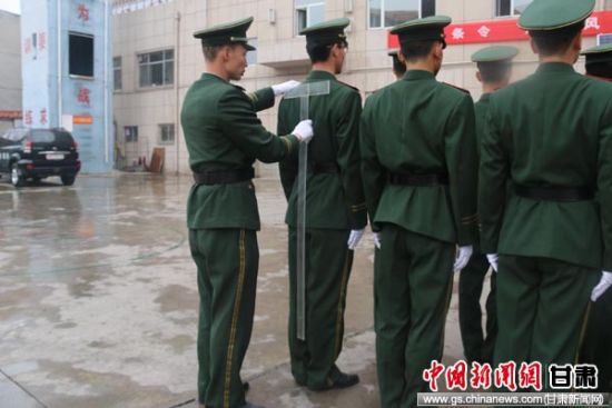 天水消防队列训练 头顶帽子练正步走-甘肃新闻