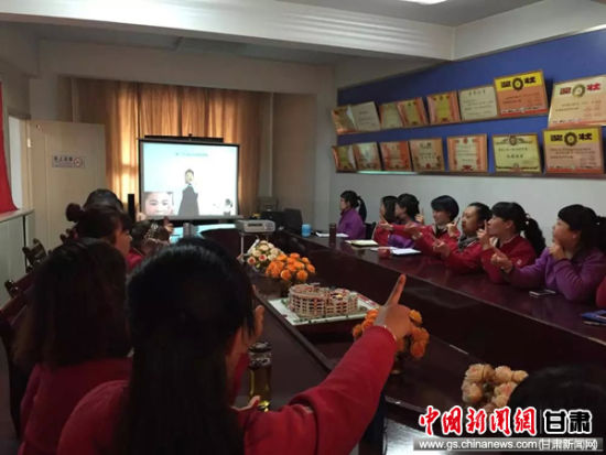 兰州石化一幼儿园萌娃学做多维视觉爱眼体操