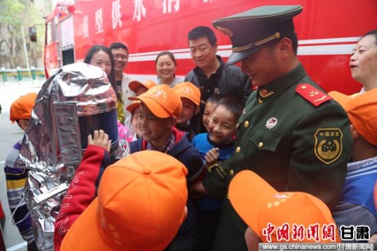 甘肃秦州区亲子体验学习消防知识-甘肃新闻网