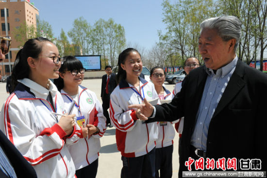 主页 甘肃教育 > 正文内容    李燕蓉是榆中县恩玲中学高一(3)班的