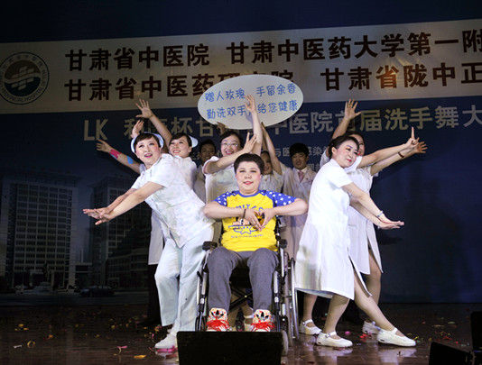 甘肃中医院融洗手步骤于舞蹈动作举办洗手舞大