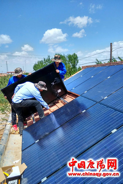庆阳镇原县光伏发电进农家 农民用电领工资-