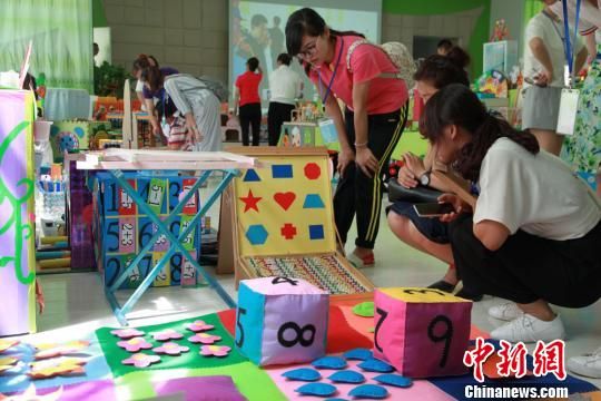 兰州幼儿教师用废旧物做创意玩教具-甘肃新闻