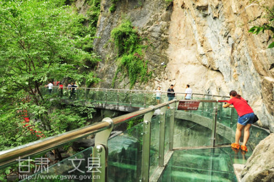 文县悬崖峭壁建玻璃栈道 吸引众多游客体验-甘