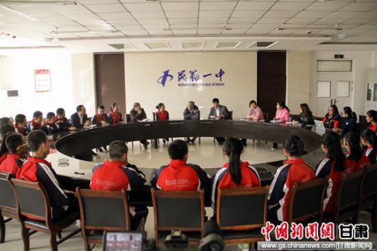 甘肃兴华助学基金会在民勤一中发放助学金-