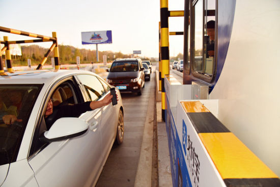 甘肃:高速路通行可用手机缴费 微信支付宝5秒