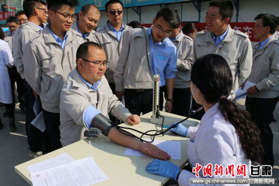 中建八局举行公益活动 员工坐火车、赶飞机赴