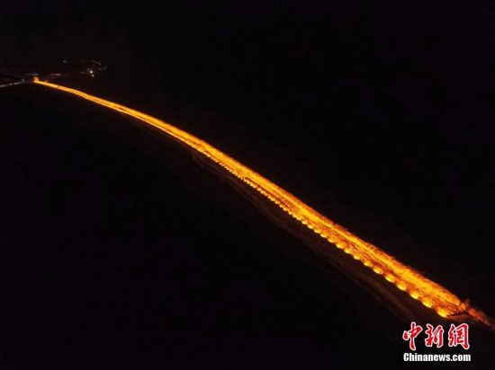 空中俯瞰被灯光亮化后的明长城宛如一条长龙.杨艳敏摄