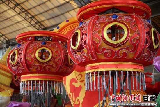 2018金城西固迎春灯会小年夜亮灯 工人赶制花