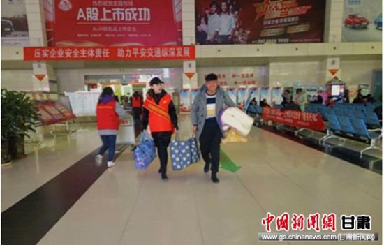 兰州战役纪念馆志愿者团队加入春运暖冬行动