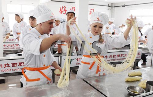 【星岛日报(澳洲版)】:多国学员兰州学做牛肉面