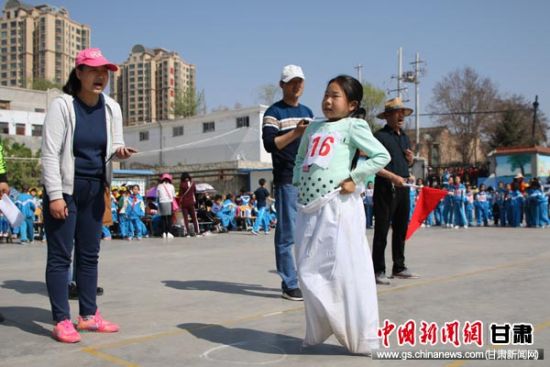 平凉一小学生趣味运动会 全员参与传递阳光体