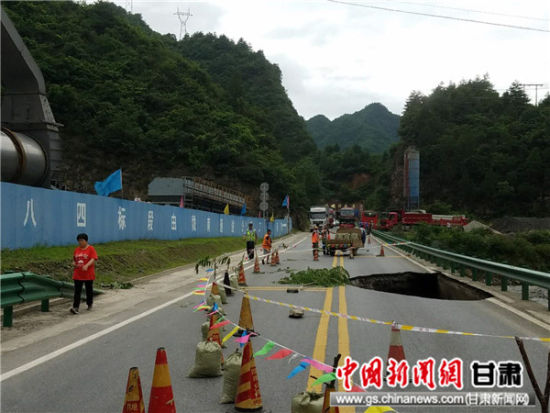 陇南徽县国道316线道路中断 过往车辆需绕行