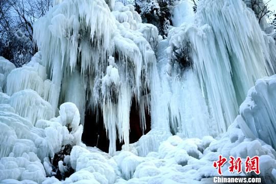 图为渭源县渭河东源景区内冰瀑景观. 王纲 摄