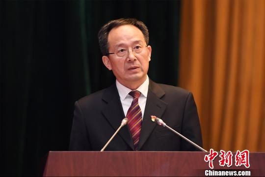 兰州市委常委,兰州新区党工委书记杨建忠向大会作工作报告. 丁凯 摄